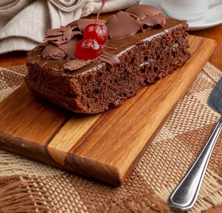 Bolo de chocolate com cereja e café