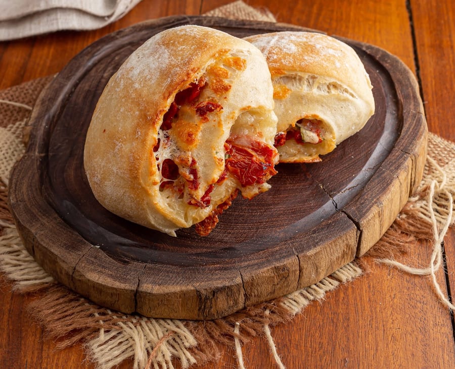 Pão recheado com calabresa e queijo