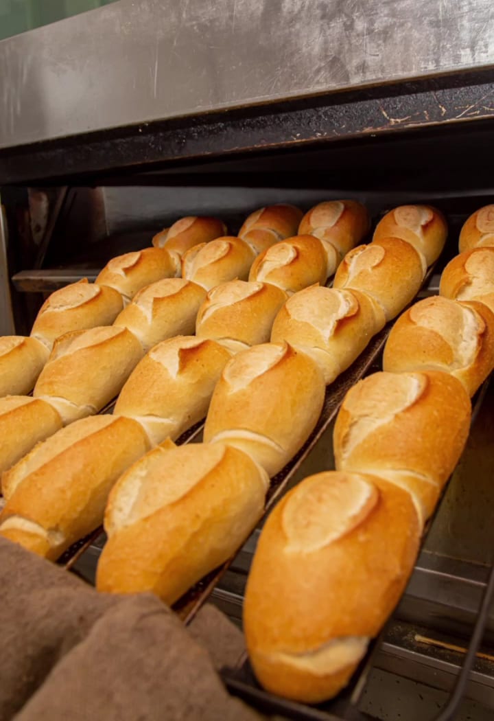 Pães de sal saindo do forno