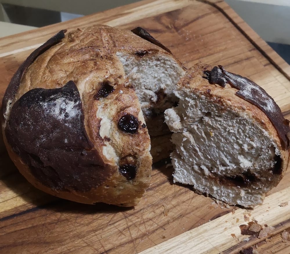 Pão italiano rústico partido na tábua