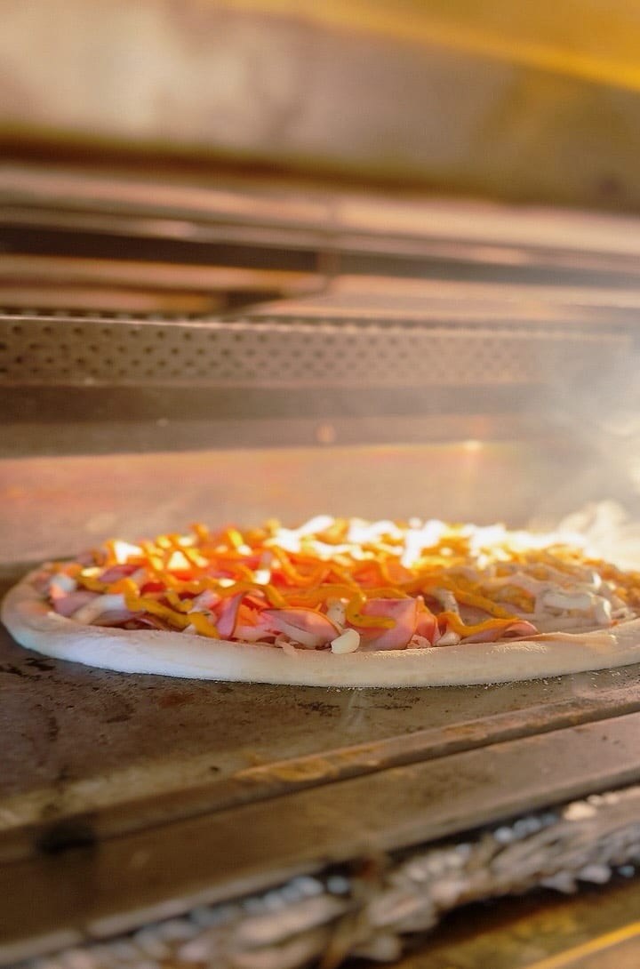 Pizza assando no forno da Padaria Canaan