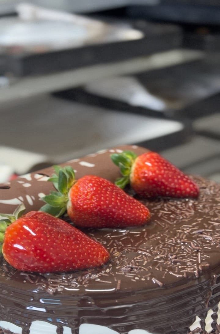 Torta de chocolate com morangos
