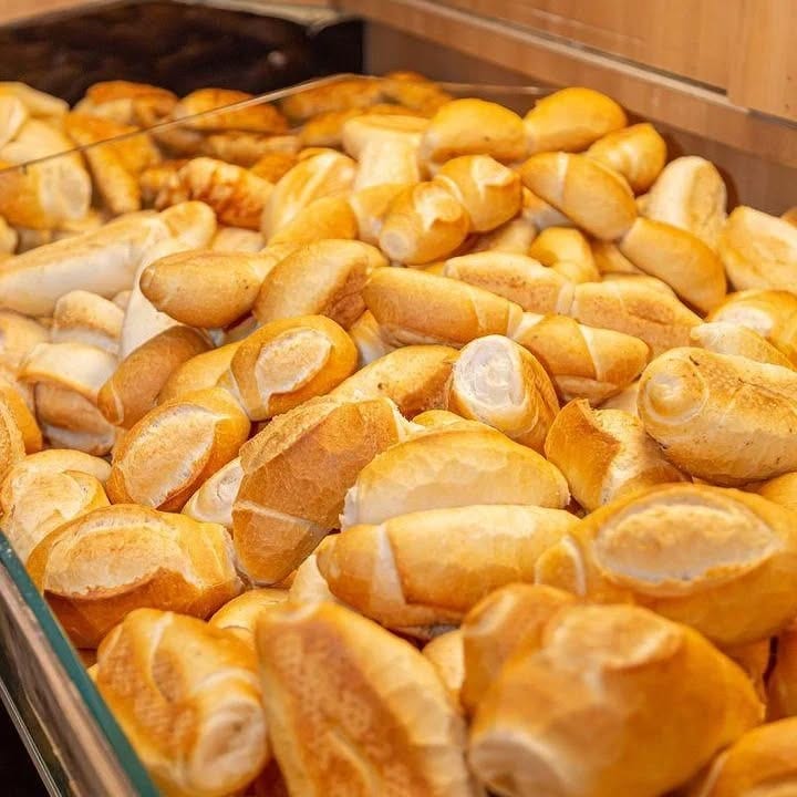 Pães franceses na vitrine da Padaria Interlagos