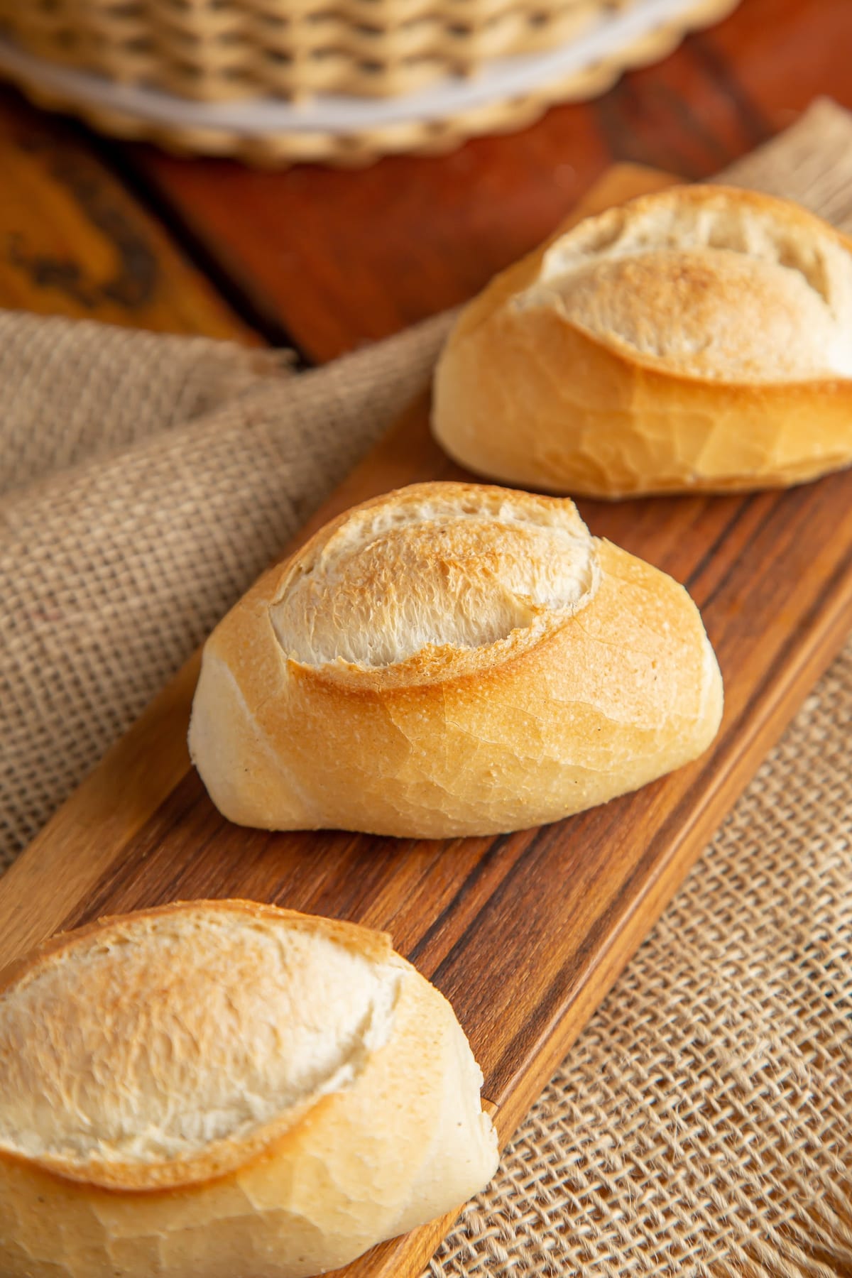 Pão de sal da Padaria Interlagos sobre tábua de madeira