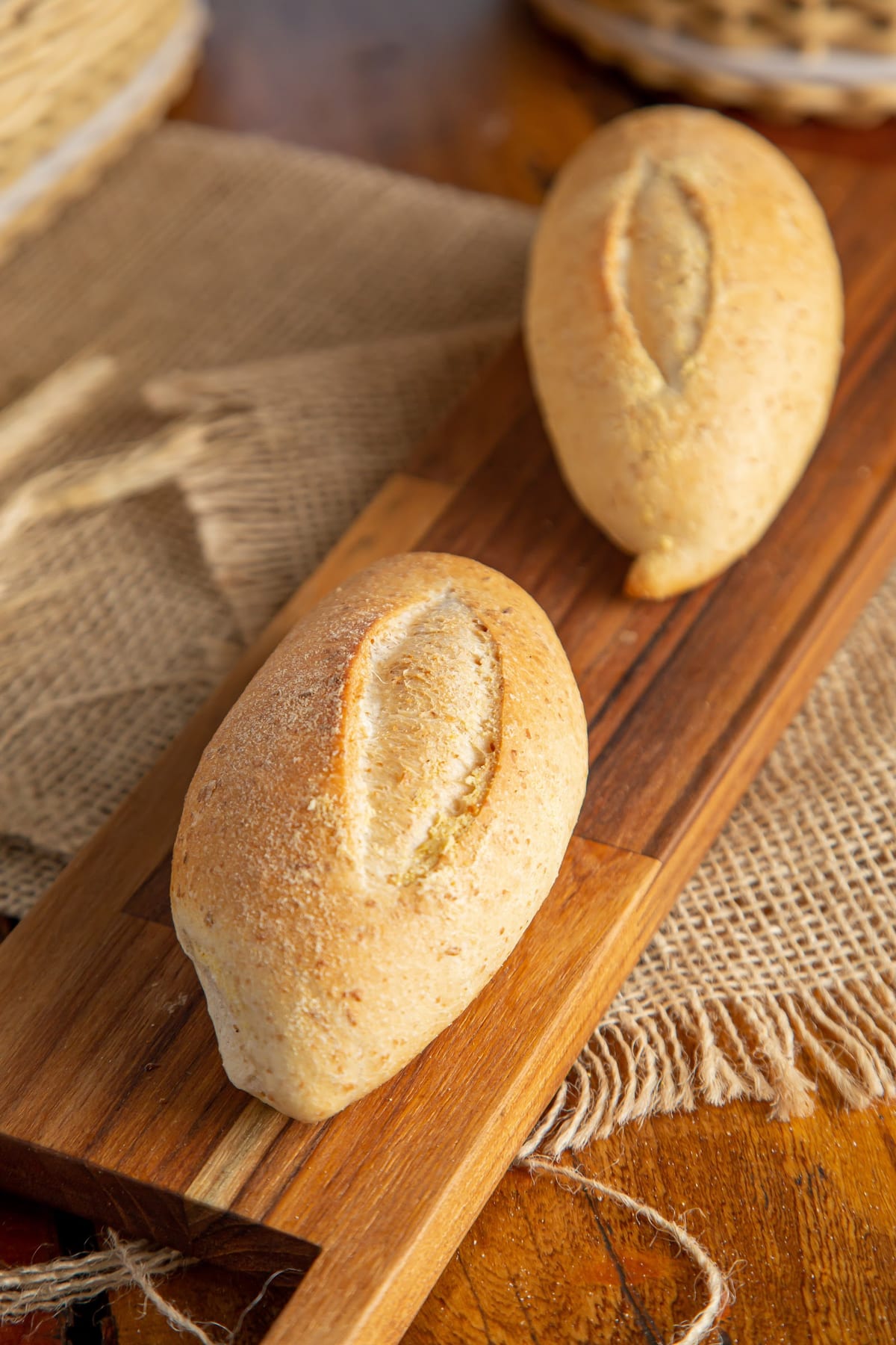 Pão francês fresco sobre tábua