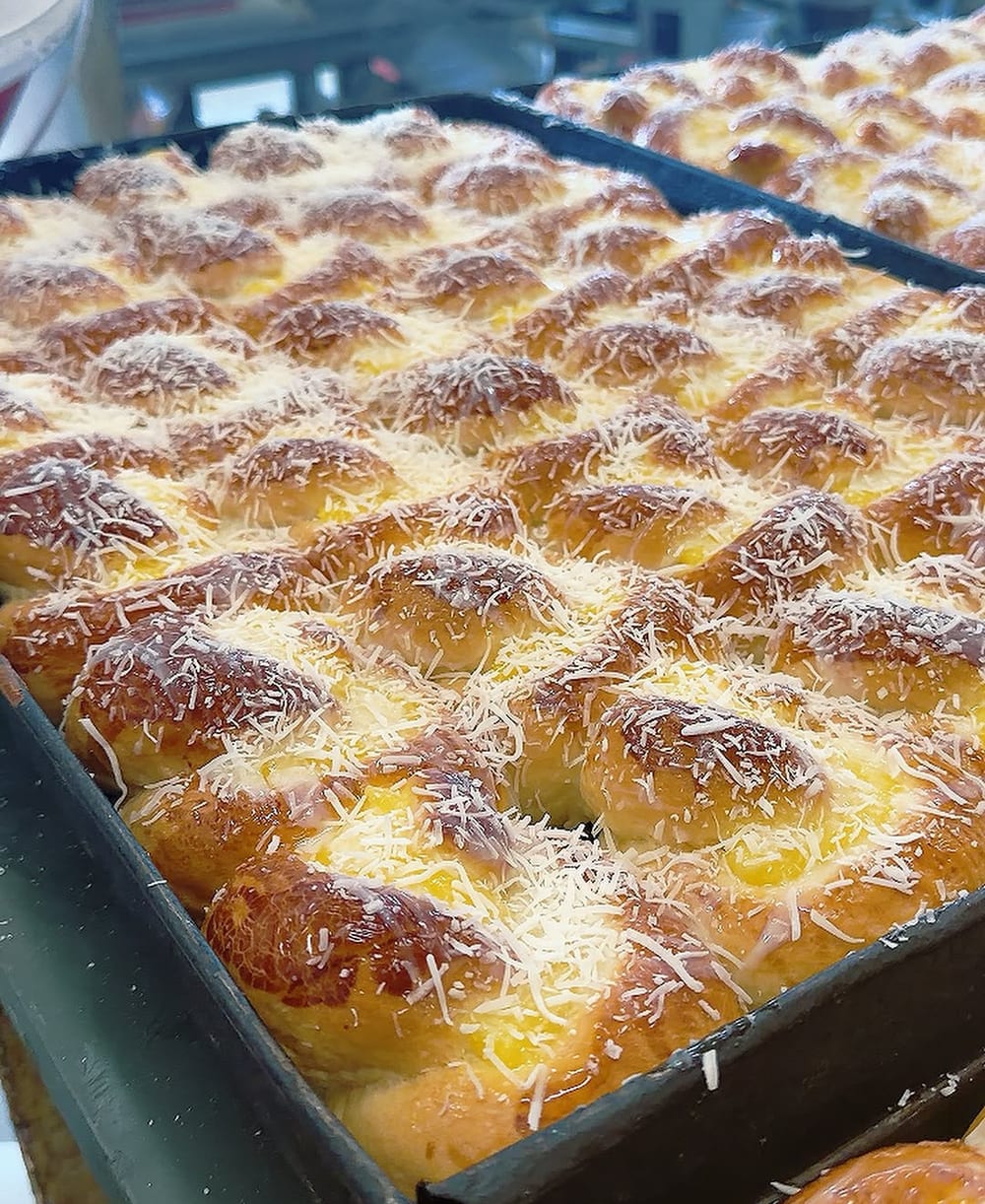 Assadeira de pão doce com coco recém-saída do forno