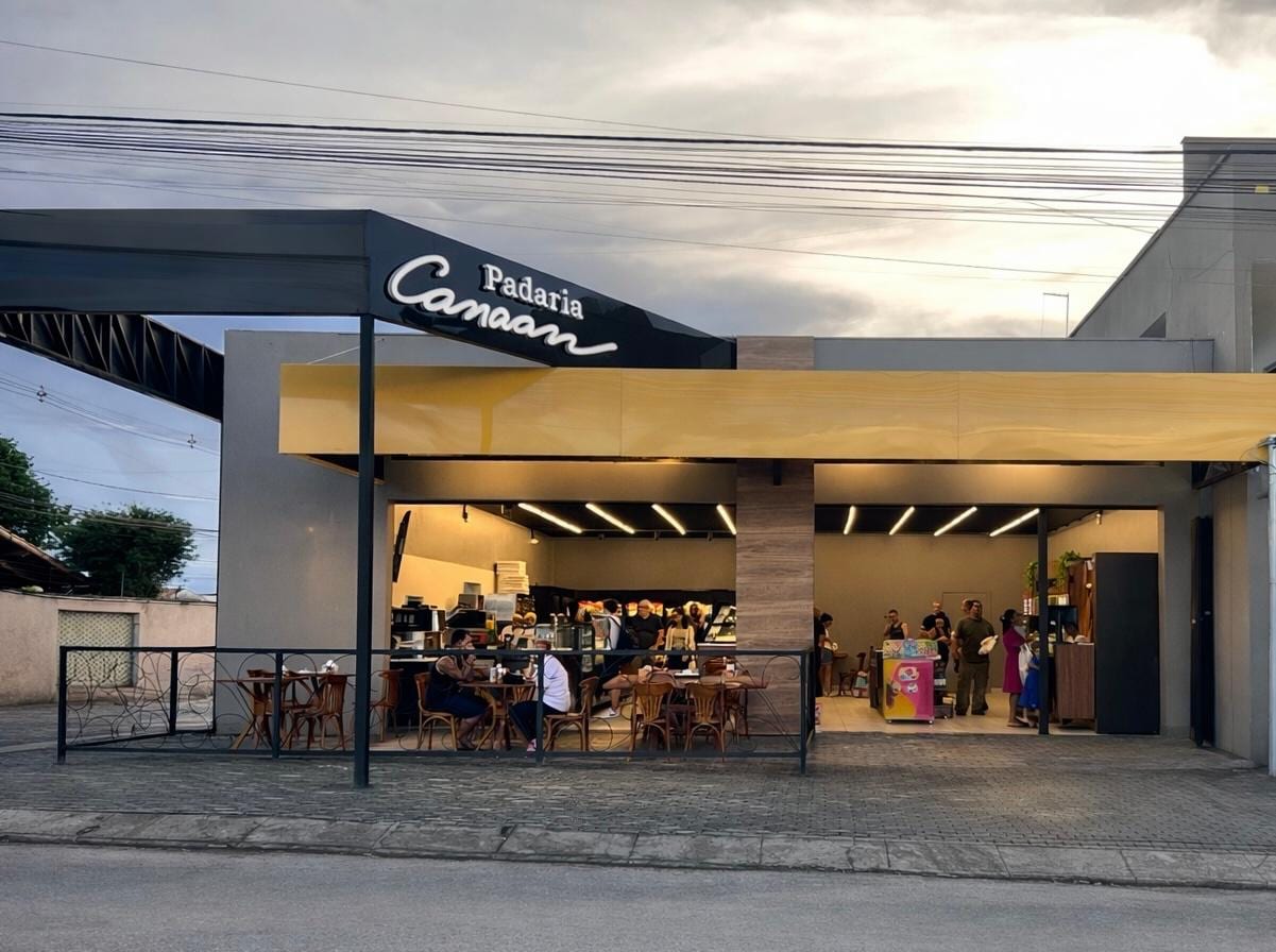 Fachada da Padaria Canaan Iporanga com varanda e mesas, na Av. Carmem Kilesse